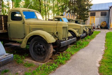 Ukrayna 'nın Pereyaslav kentindeki Açık Hava Halk Mimarisi ve Ortanca Naddnipryanschina Halk Yolları Müzesinde paslı Sovyet retro kamyonları
