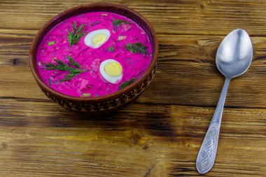 Tahta bir masada soğuk pancar çorbası.