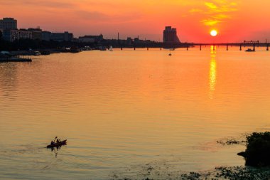 Dinyeper nehri üzerinde güzel bir günbatımı Dnipro şehri, Ukrayna