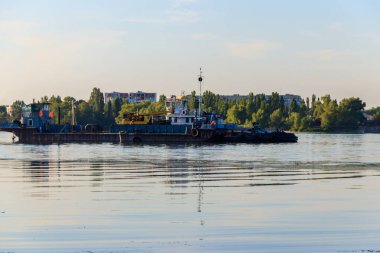 Kremenchug, Ukrayna 'daki Dinyeper Nehri' nde sanayi gemisi.