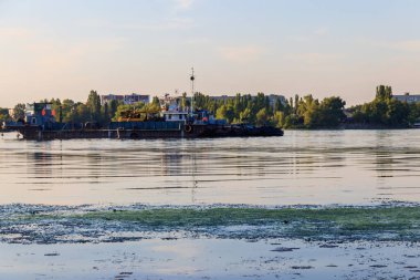 Kremenchug, Ukrayna 'daki Dinyeper Nehri' nde sanayi gemisi.
