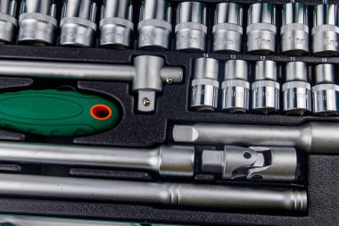 Araba tamiri için evrensel araç gereç kitinin yakın plan görüntüsü