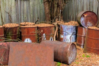 Çernobil Yasaklama Bölgesi, Ukrayna 'daki Pripyat hayalet kasabasında eski paslı fıçılar.