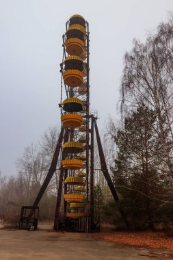 Çernobil Yasak Bölge, Ukrayna 'daki Pripyat hayalet kasabasının eğlence parkında terk edilmiş dönme dolap.