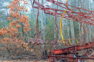 Çernobil Yasaklama Bölgesi, Ukrayna 'daki Pripyat hayalet kasabasının eğlence parkında paslı bir atlıkarınca.