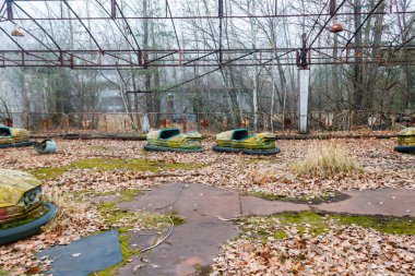 Çernobil Yasak Bölge, Ukrayna 'daki Pripyat şehrinin eğlence parkında terk edilmiş çarpışan arabalar.