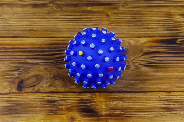 木製の背景に青い犬のおもちゃのボール トップ表示 — ストック写真