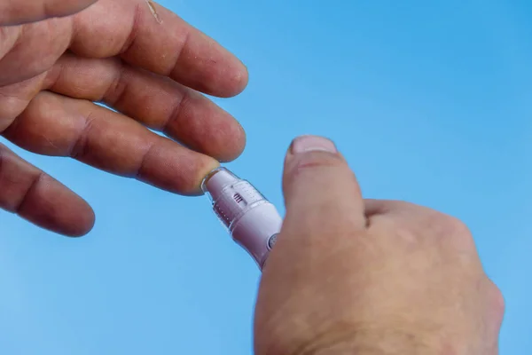 Άντρας Που Παίρνει Δείγμα Αίματος Συσκευή Τύπου Πένας Έννοια Διαβήτη — Φωτογραφία Αρχείου