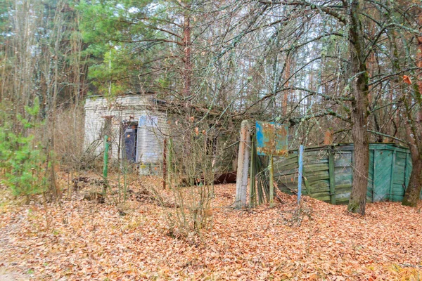 ウクライナのチェルノブイリのゴーストタウンプリピャトにある古い廃屋 — ストック写真