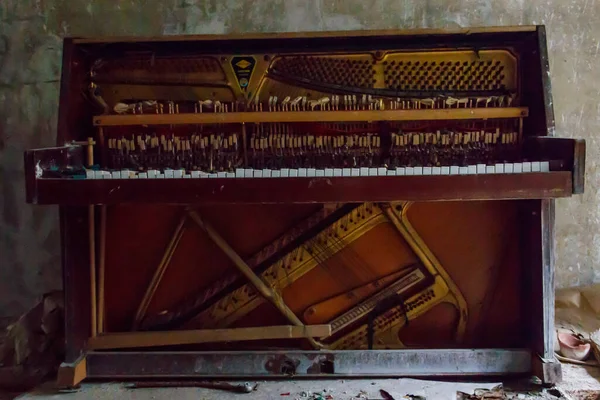 Παλιό Πιάνο Εγκαταλελειμμένο Διαμέρισμα Στην Πόλη Φάντασμα Pripyat Στο Τσερνομπίλ — Φωτογραφία Αρχείου