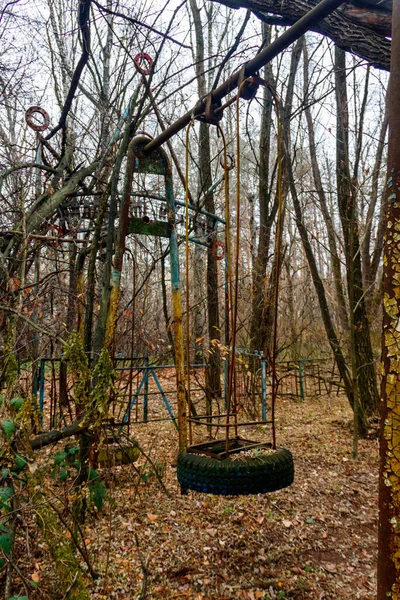 乌克兰切尔诺贝利排拒区鬼城Pripyat被遗弃的儿童游乐场 — 图库照片