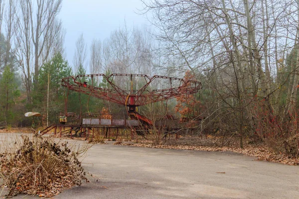 Carrossel Enferrujado Velho Parque Diversões Cidade Fantasma Pripyat Zona Exclusão — Fotografia de Stock