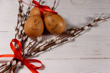 Kukum twigs ve yumurta beyaz ahşap tablo Easter kompozisyonu