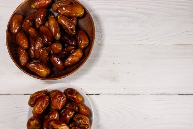 Kurumuş meyveler beyaz ahşap masada. Üst görünüm