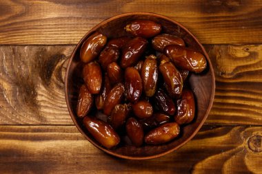 Kurumuş meyveler ahşap masada. Üst görünüm