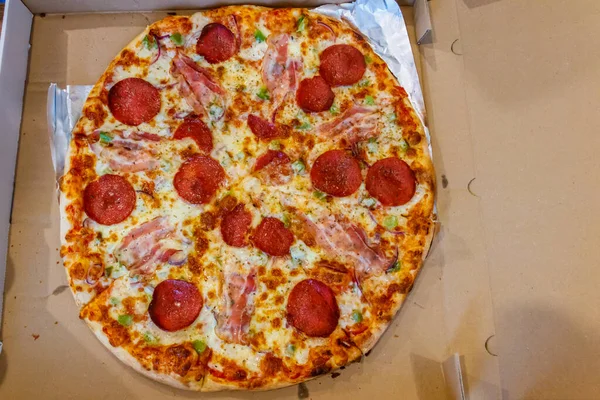 Finom Friss Pizza Kartondobozban Koncepció Házhoz Szállítás Élelmiszer Gyorsétterem Szállítás — Stock Fotó