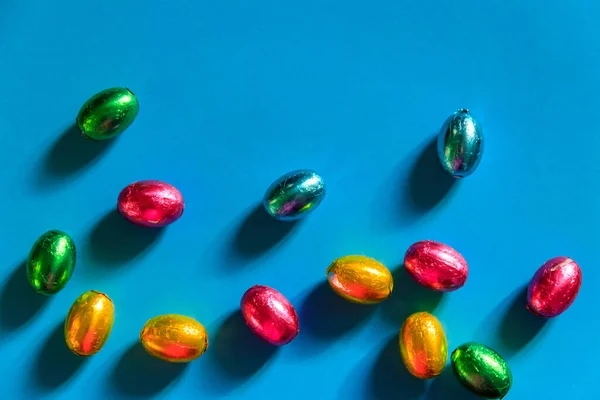 Easter Chocolate Eggs Foil Blue Background Top View — Stock Photo, Image