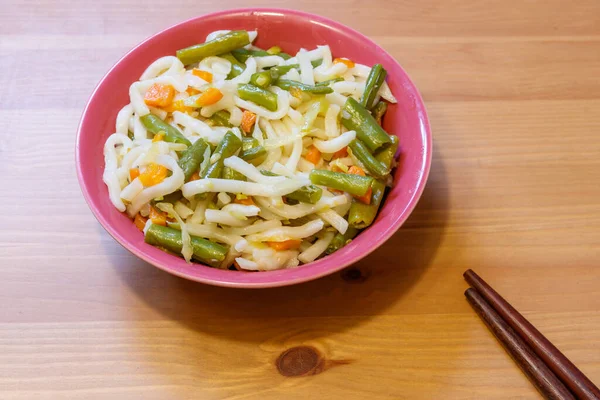 Udon Fideos Con Verduras Mesa Madera Cocina Japonesa Comida Asiática — Foto de Stock