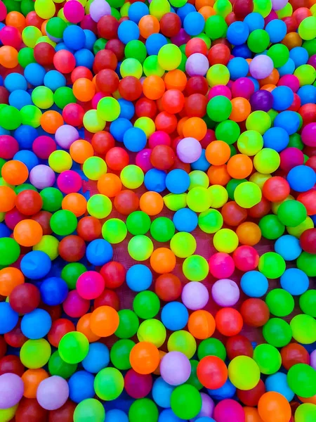 子供用ゲームルームのボールプールにある多くのプラスチック製のカラフルなボールの背景 — ストック写真