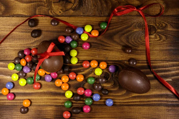 Composição Páscoa Com Ovos Chocolate Fundo Madeira Vista Superior — Fotografia de Stock