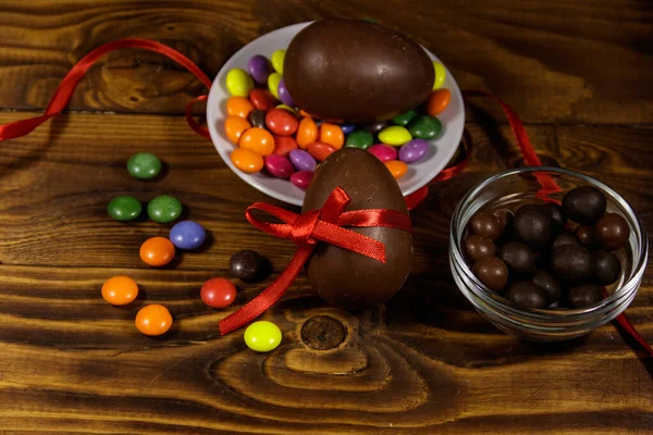 Composição Páscoa Com Ovos Chocolate Fundo Madeira — Fotografia de Stock