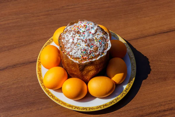 Пасхальный Торт Разрисованные Яйца Столе — стоковое фото
