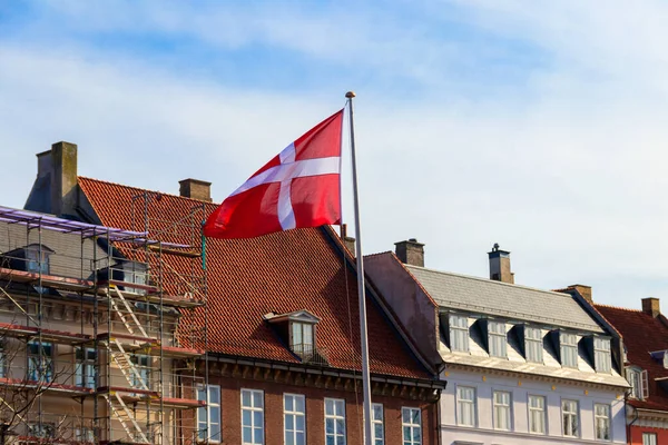 Zwaaien Vlag Van Denemarken Een Stad Straat — Stockfoto