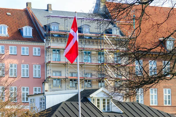 街の通りにデンマークの旗を振って — ストック写真
