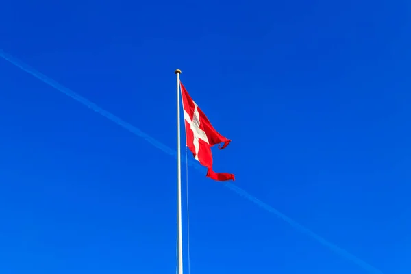 Bandera Dinamarca Contra Cielo Azul — Foto de Stock