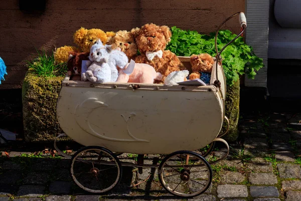 Teddybären Und Spielzeug Oldtimer Kinderwagen — Stockfoto