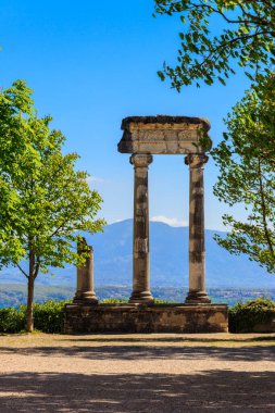 İsviçre, Nyon 'daki antik Roma sütunlarının kalıntıları.