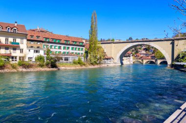 İsviçre 'nin Bern kentindeki Aare nehri boyunca uzanan köprü.