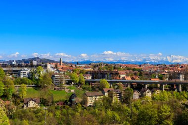 İsviçre 'deki eski Bern şehrinin manzarası