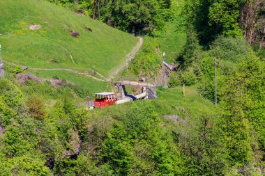 Reichenbachfall füniküler (Reichenbachfall-Bahn), Meiringen yakınlarındaki Willigen 'den ünlü Reichenbach Falls, İsviçre