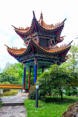 İsviçre, Zürih 'teki Çin bahçesinde geleneksel Çin çardağı.