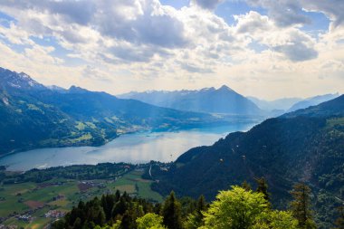 Harder Kulm bakış açısından, Thun Gölü ve İsviçre Alpleri 'nin nefes kesici hava manzarası, İsviçre