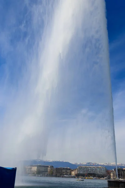 スイスのジュネーヴにあるジェット ダウ噴水 ジュネーブのシンボル — ストック写真