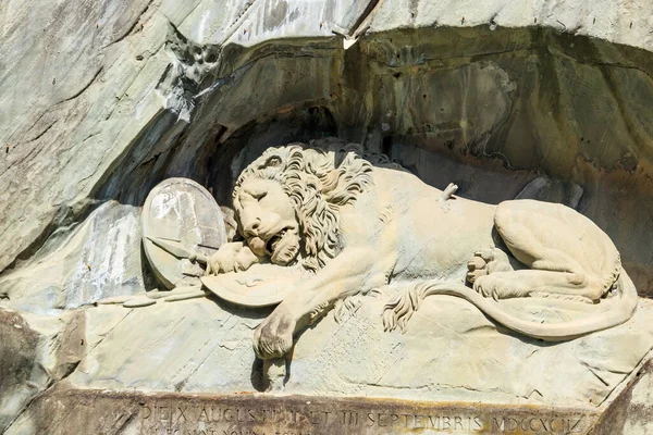 狮子纪念碑或卢塞恩狮子是瑞士卢塞恩的一个岩石浮雕 — 图库照片