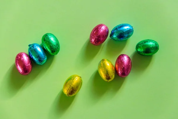 Easter Chocolate Eggs Foil Green Background Top View — Stock Photo, Image
