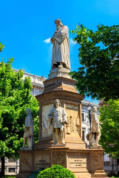 Statue Leonardo Vinci Piazza Della Scala Milan Italy — Stock Photo, Image