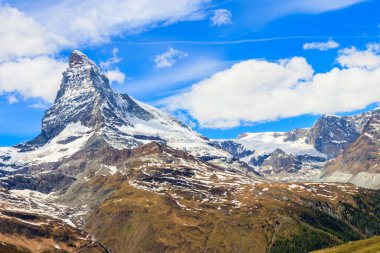 Güneşli bir günde, karlı Matterhorn Dağı 'nın zirvesi İsviçre' de mavi gökyüzü manzaralı. Karla kaplı İsviçre Alpleri 'nin güzel arka planı. Meşhur seyahat yeri