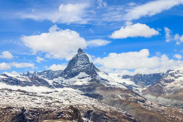 Landschappelijk Uitzicht Besneeuwde Matterhorn Bergtop Zonnige Dag Met Blauwe Lucht — Stockfoto
