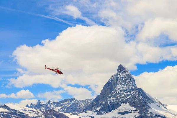 Ελικόπτερο Που Πετά Πάνω Από Χιονισμένη Κορυφή Matterhorn Ελβετία — Φωτογραφία Αρχείου