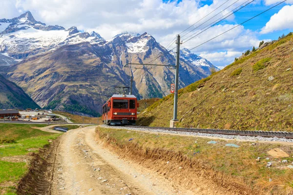 Prachtig Uitzicht Zwitserse Alpen Met Tandradtrein Van Gornergrat Spoorweg Dichtbij — Stockfoto