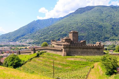 İsviçre Bellinzona 'daki Montebello Kalesi. UNESCO Dünya Mirası Alanı
