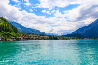 Brienz, İsviçre 'de Brienz Gölü ve İsviçre Alpleri manzarası