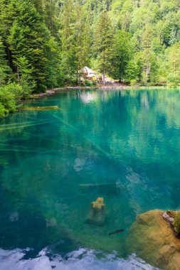 Bernese Oberland, Kandergrund, İsviçre 'deki Blausee Gölü' nde (Mavi Göl) genç bir kızın sualtı heykeli