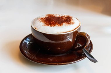 Masada bir fincan kapuçino.