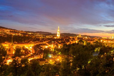 İsviçre 'deki eski Bern şehrinin gece manzarası