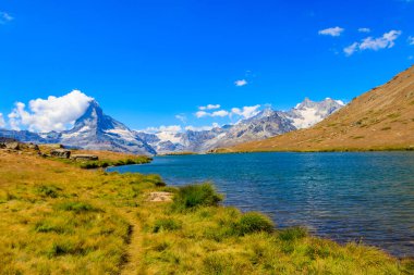 Stelli Gölü (Stellisee) ve Matterhorn Dağı 'nın Zermatt, İsviçre Alpleri' ndeki manzarası